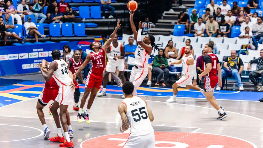 Panamá y Canadá en acción durante la FIBA Americup 2025