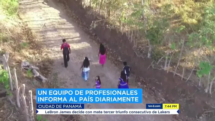 Un equipo de profesionales informa al país diariamente por TVN Noticias