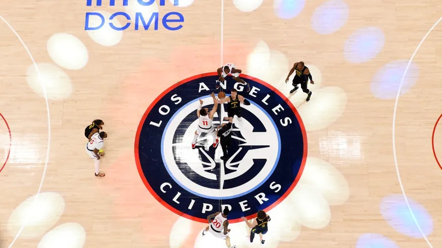 Logo de los Clippers en el tabloncillo del Intuit Dome