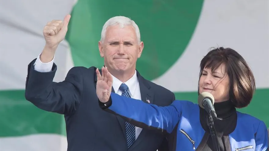 El vicepresidente de Estados Unidos, Mike Pence (i), y su esposa Karen Pence (d) saludan al público antes de iniciar su discurso durante la llamada 'Marcha por la Vida' .