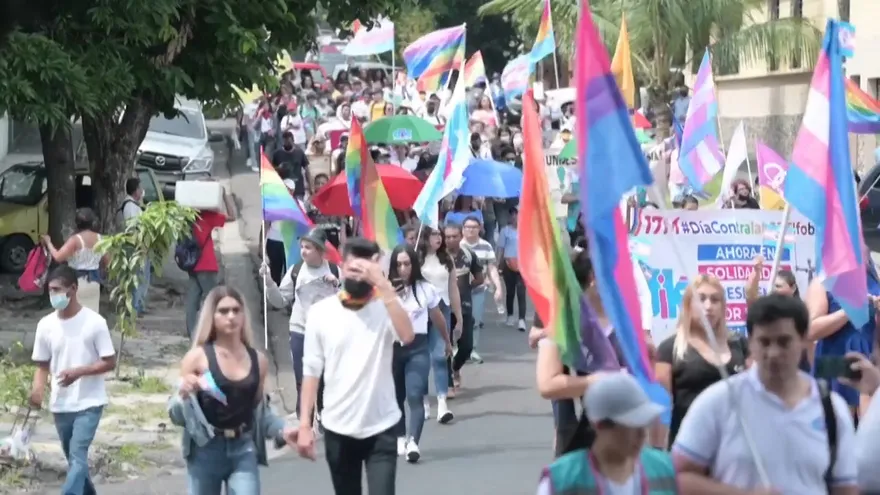 Marcha en El Salvador en reclamo de respeto por los derechos LGBTI.
