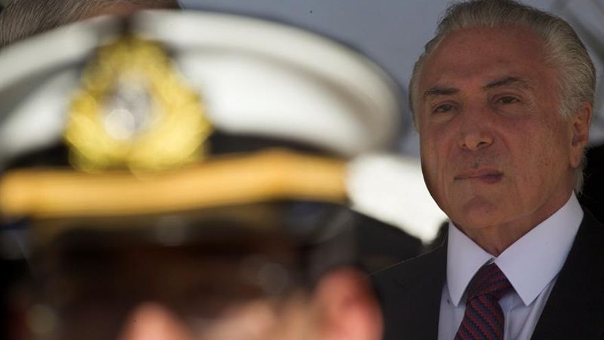 El presidente de Brasil, Michel Temer (d), participa hoy, viernes 9 de junio de 2017, en la ceremonia alusiva a los 152 años de la Batalla de Navarra del Riachuelo, en Brasilia (Brasil). Photograph 2: