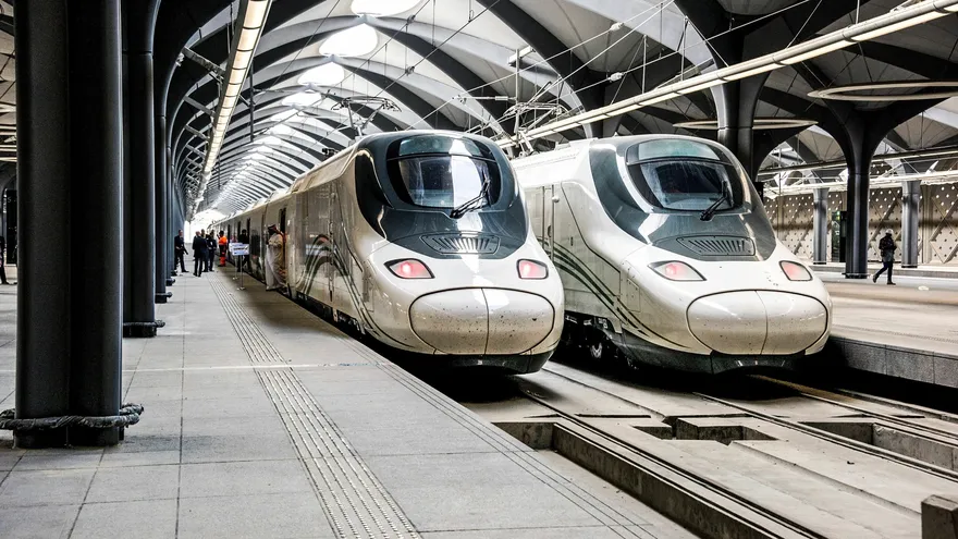 Las dunas de arena del desierto que se extiende por el horizonte es todo lo que ve el pasajero en el tren de alta velocidad (AVE) que viaja entre las dos ciudades sagradas para el islam de La Meca y Medina, en Arabia Saudí