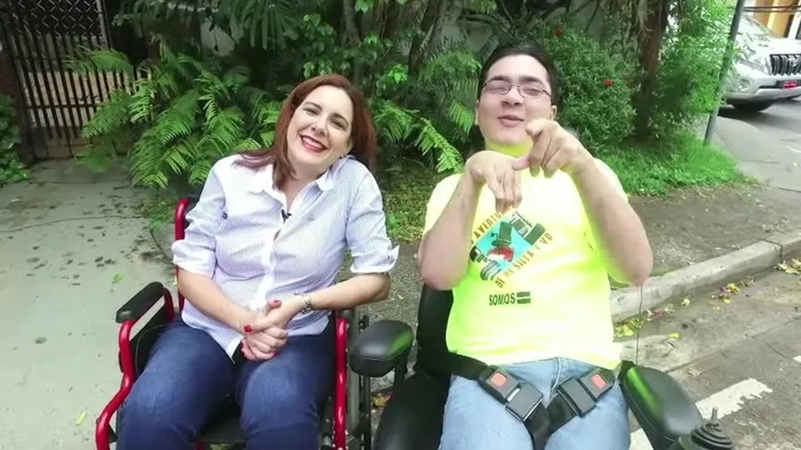 Julia Guardia se aventura en silla de ruedas con Juanpi