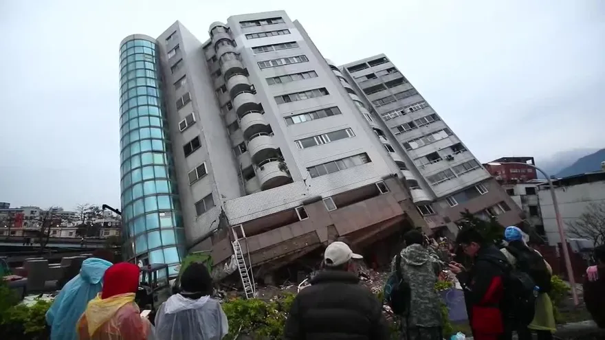 Rescatistas buscan supervivientes en el seísmo de Taiwán con 6 muertos y 88 desaparecidos