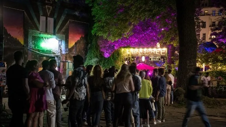 Personas fuera de clubes y discotecas en Berlín, Alemania