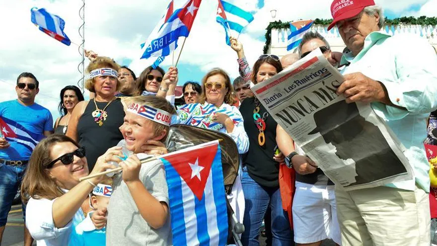 Varios cubanos participan en una manifestación para celebrar la muerte del líder cubano Fidel Castro el pasado 27 de noviembre de 2016, en Miami (EE.UU.). Según una encuesta, solo un 13% de los cubano-estadounidenses es partidario de restablecer relaciones con EE.UU. actualmente.