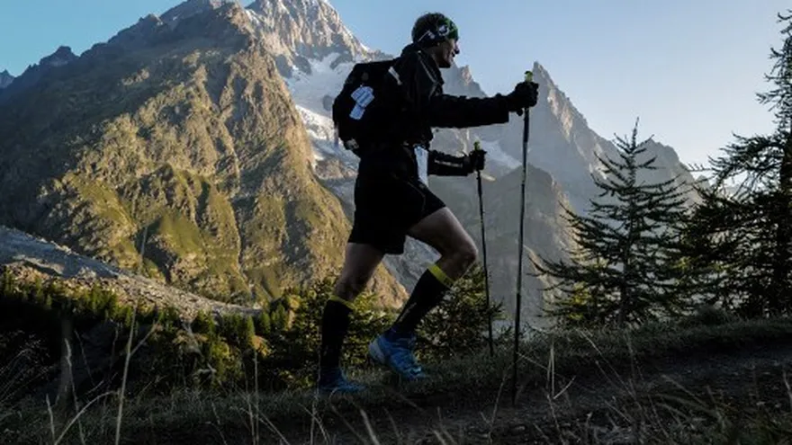 Un atleta trata de escalar el Mont Blanc