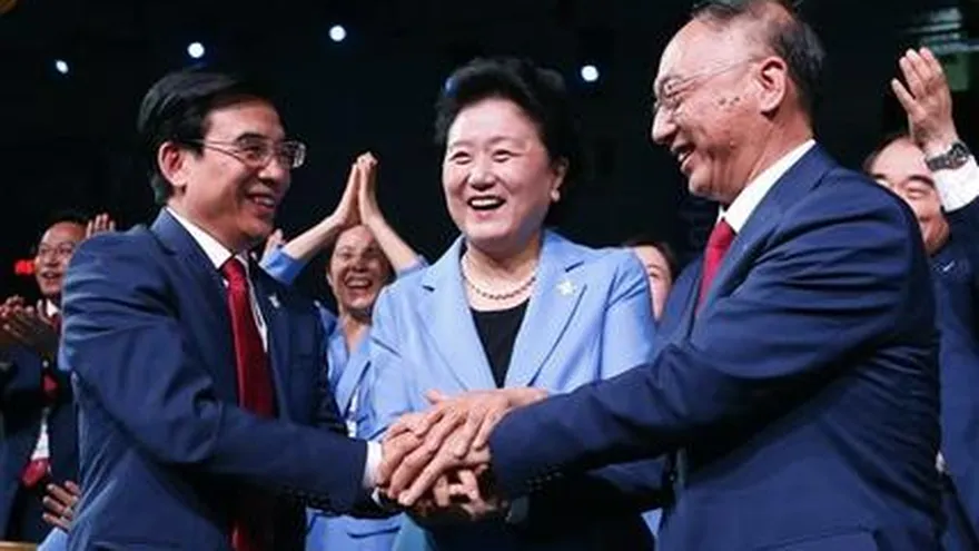 La vicepremier china Liu Yandong, festeja con el alcalde de Beijing y presidente de la postulación china a los Juegos de Invierno Beijing 2022 Wang Anshun