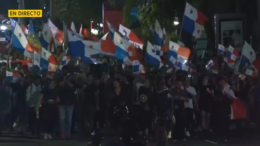 Realizan marcha en Cinta Costera