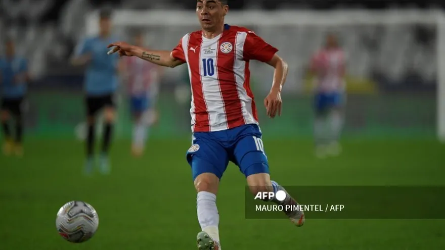 Paraguay en espera de sus internacionales Almirón y Sanabria