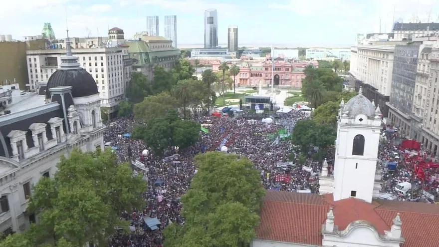 Argentinos marchan por la memoria, a 43 años del golpe militar
