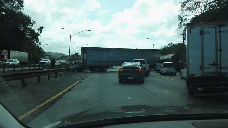 El accidente en la autopista Arraiján-Panamá tiene paralizado el tráfico sobre el puente Centenario.