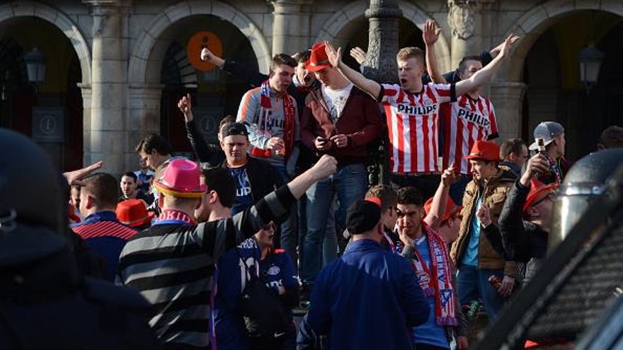 Fanáticos del PSV en la Plaza Mayor de Madrid