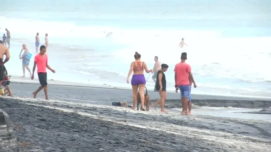 Panameños aprovechan días libres para disfrutar de la playa