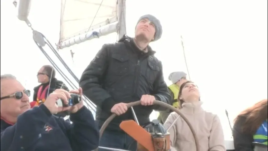 Personas con desafíos especiales participan en navegaciones inclusivas