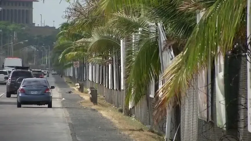Retiran vallas de cerca de aeropuerto de Albrook