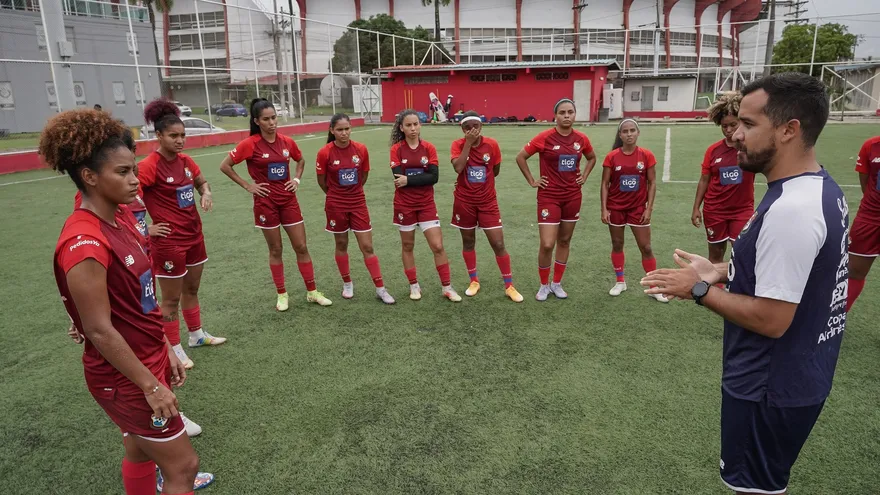 El técnico Ignacio 'Nacho' Quintana da instrucciones a jugadoras de la selección panameña