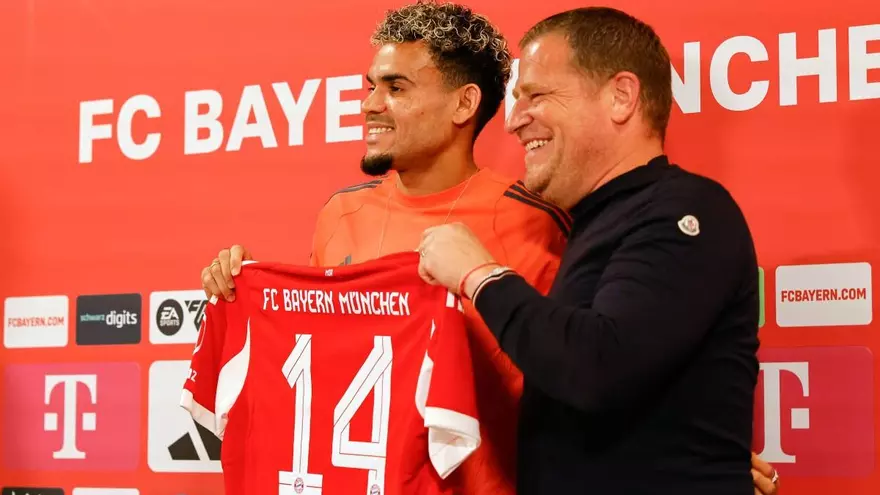 Luis Díaz recibe la camiseta del Bayern Múnich de manos de Max Eberl, CEO deportivo del club