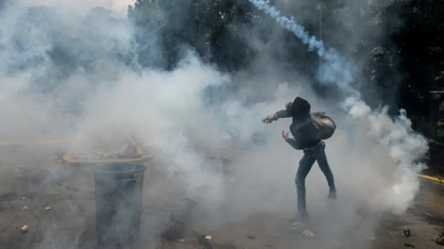 Siguen las protestas en Venezuela, opositores luchan contra la Guardia Nacional