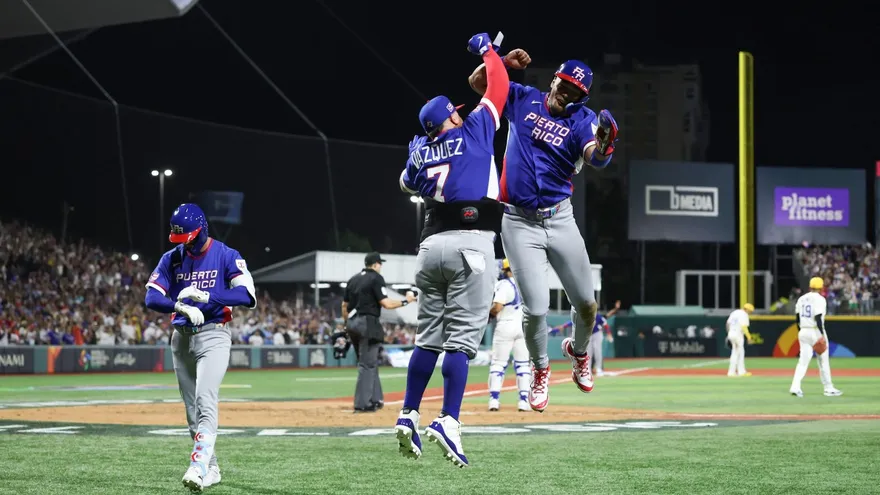 Jugadores de Puerto Rico celebran durante su partido ante Colombia en el Clásico Mundial de Béisbol 2026