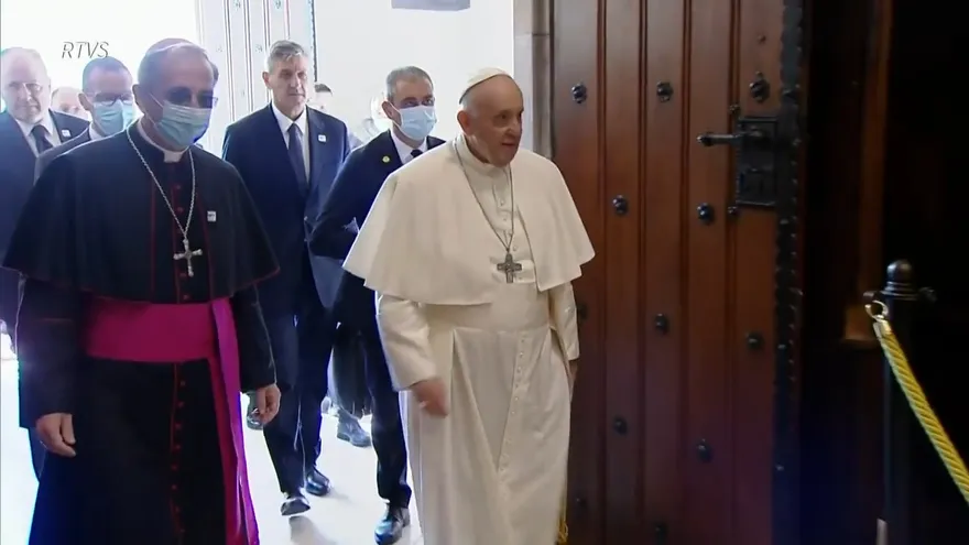 El papa pide "fraternidad" más allá de las fronteras frente a la pandemia