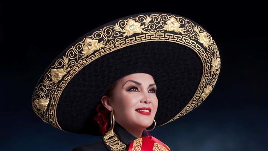 Fotografía cedida este miércoles, cortesía de la Agencia MCR, que muestra a la cantante mexicana Aida Cuevas, durante una sesión fotográfica en Ciudad de México (México).