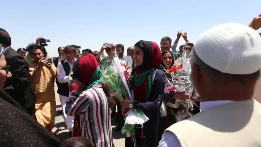 Padre de una de las jóvenes afganas que concursaron en EEUU muere en atentado