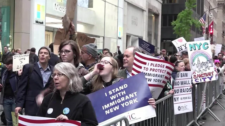 Cientos de personas protestan en Nueva York por llegada de Trump