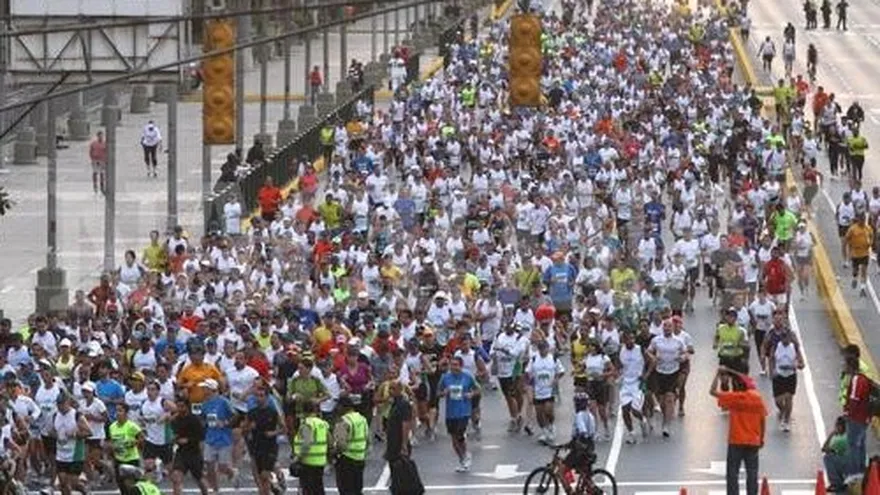 Corre dos maratones, al derecho y al revés el mismo día