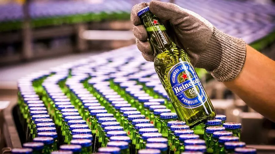 Un lote de seis cervezas Heineken 0,0 sin alcohol pasa la cinta transportadora durante el proceso de producción en Den Bosch, Holanda, el 4 de agosto de 2017.