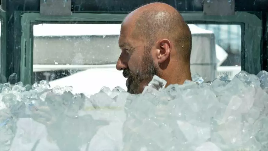 Austríaco bate récord mundial de aguantar en una cabina con hielo