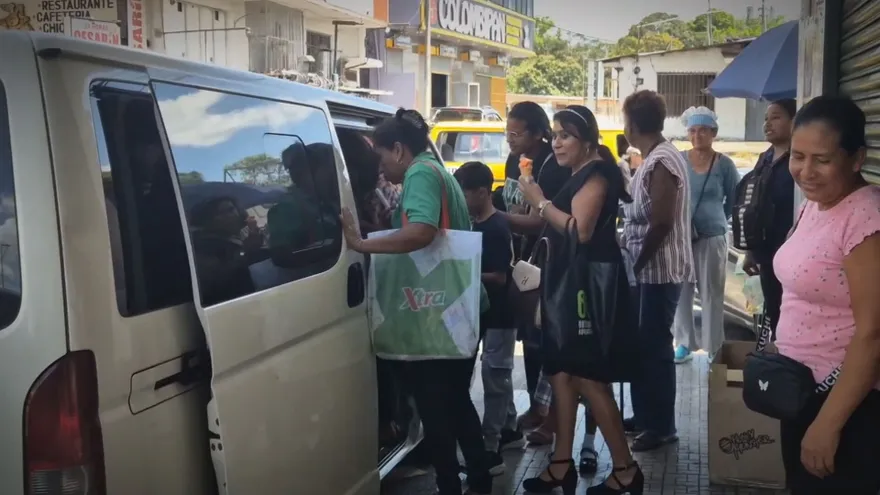 Usuarios reaccionan a posible alza de pasajes