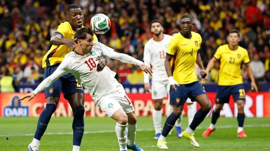 Moisés Caicedo y Brahim Díaz disputan el balón durante el partido amistoso entre Ecuador y Marruecos