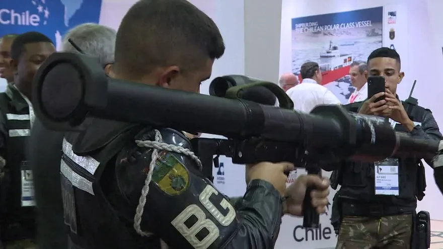 Roban una pistola en gran feria internacional de defensa en Rio