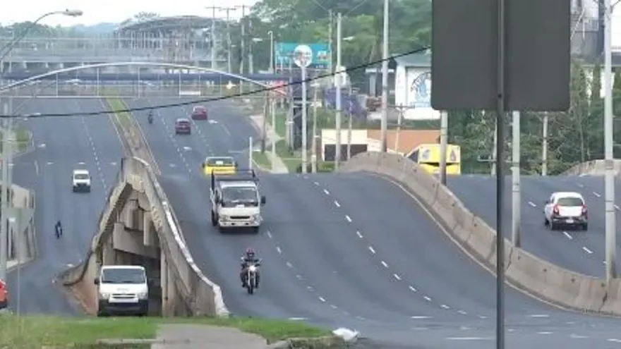 Pocas personas y falta de transporte en sábado de cuarentena absoluta