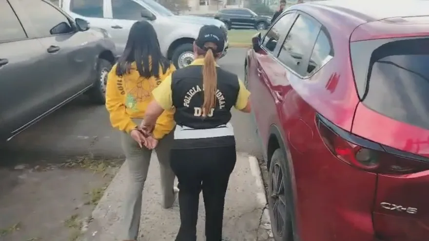 Imágenes de la detención de la mujer vinculada al homicidio de un tatuador.