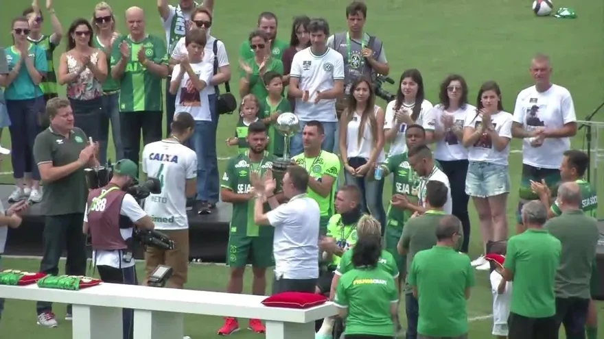 Los tres sobrevivientes del Chapecoense alzan Copa Sudamericana