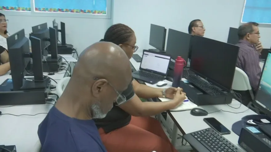 Panamá apuesta por aulas más digitales con formación tecnológica para educadores
