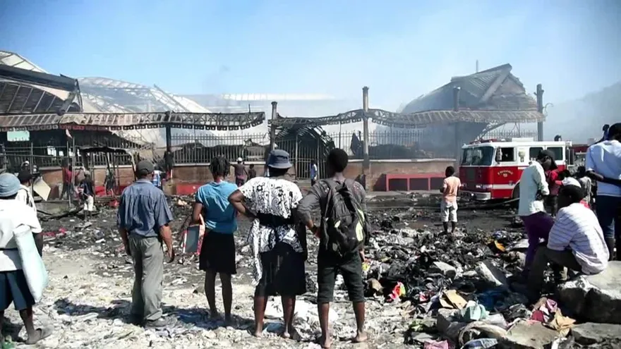 Un incendio destruye el mercado histórico de Puerto Príncipe