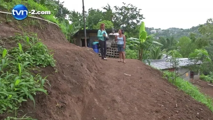Familia preocupada por deslizamiento de tierra cerca de su hogar