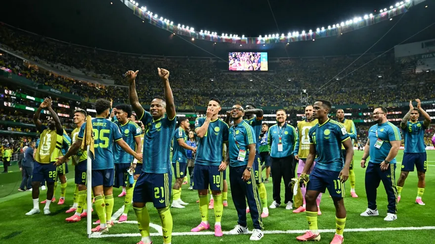 Jugadores de la Selección de Colombia celebran y saludan a sus fanáticos en el Estadio Azteca de México