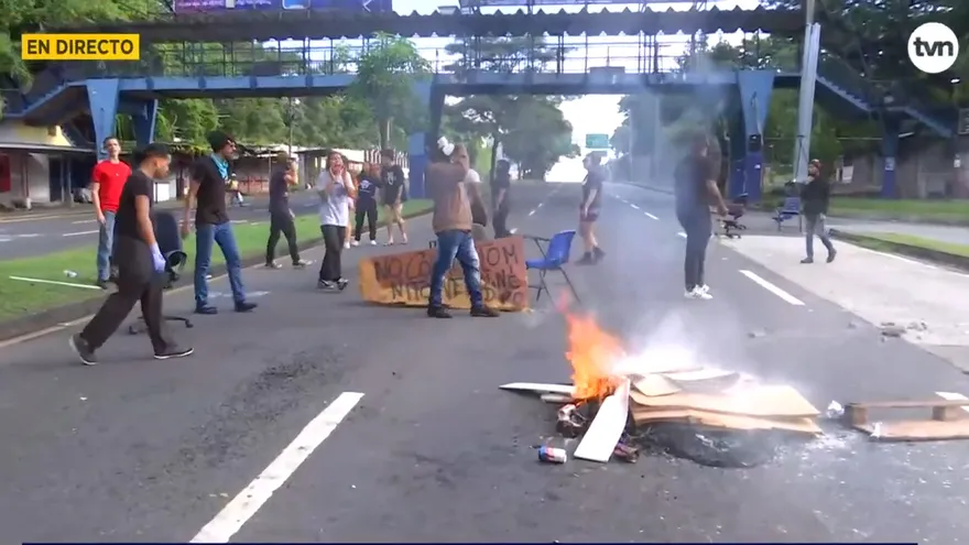 Cierre total de la vía Transístmica, universitarios protestan