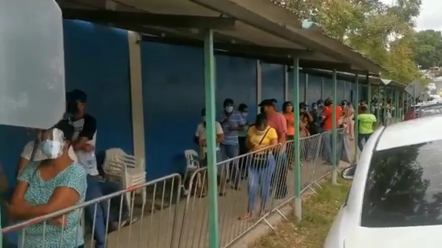 Largas filas de adultos mayores en Belisario Frías