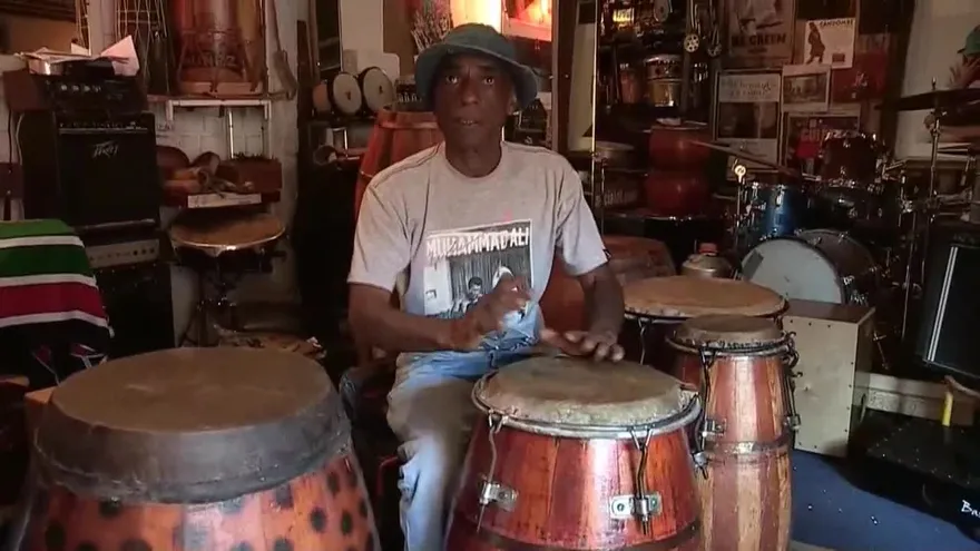 Luthier de tambores, la figura que sostiene esencia carnaval uruguayo