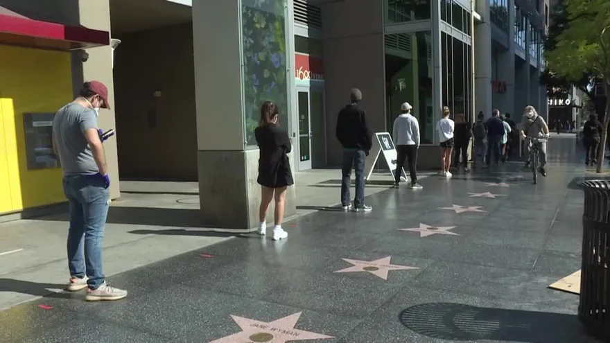 Distanciamiento social temprano en California "hizo la diferencia" con COVID-19