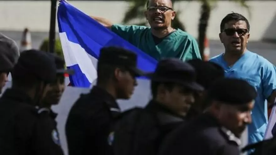 Miembros de la Unidad Médica de Nicaragua (UMN), exigen el reempleo de 405 trabajadores de la salud que perdieron sus trabajos, por ayudar a los manifestantes durante el levantamiento mortal del año pasado contra el presidente Daniel Ortega.