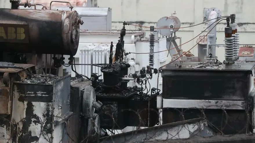 Vista general de una subestación eléctrica que se ha incendiado en la madrugada de este lunes, en Terrazas del club hípico, en Caracas (Venezuela).