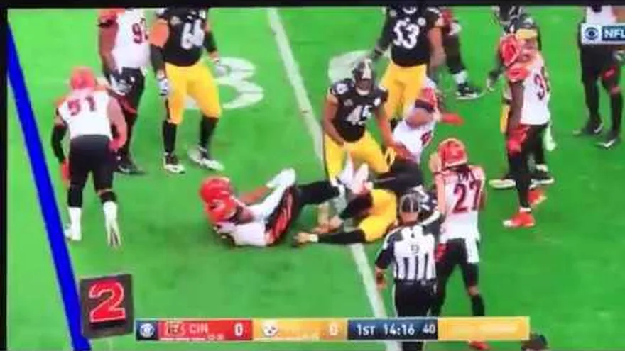 Patada de Vontaze Burfict a Roosevelt Nix