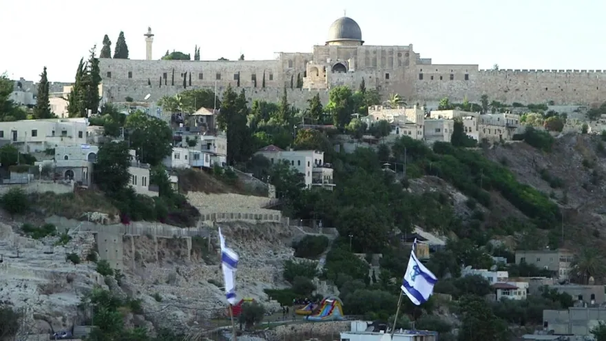 Israelíes plantan su bandera en barrio palestino